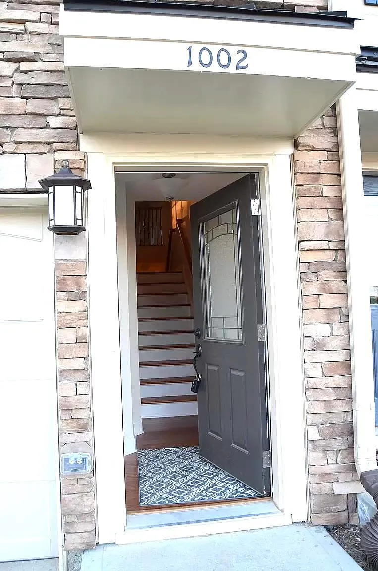 4 bed, 3.5 bath, 2428 sqft, $2,300 — Photo 3