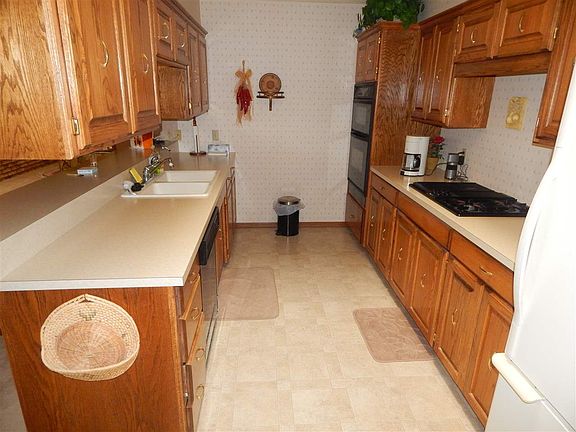 3rd image of 2601 Rosewood Cir