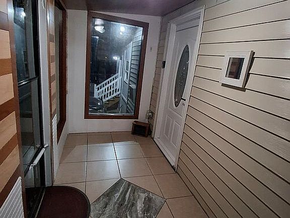 5th image of 418 Douglas St