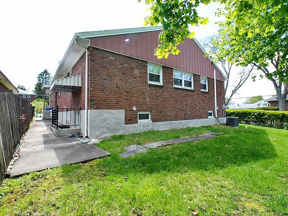 4th image of 163 Berkshire Blvd