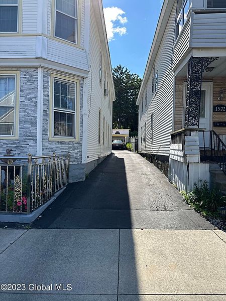 3rd image of 1576 Carrie Street