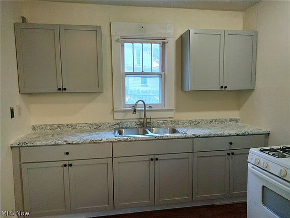 3rd image of 949 W Exchange St