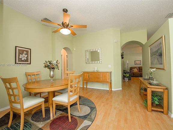 5th image of 460 SE 24th Dr