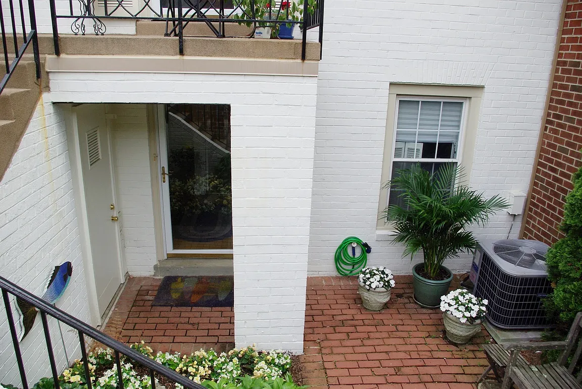 3291 Sutton Pl NW APT D photo 1