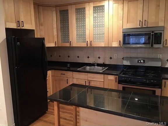 2nd image of 987 Findlay Ave #Na