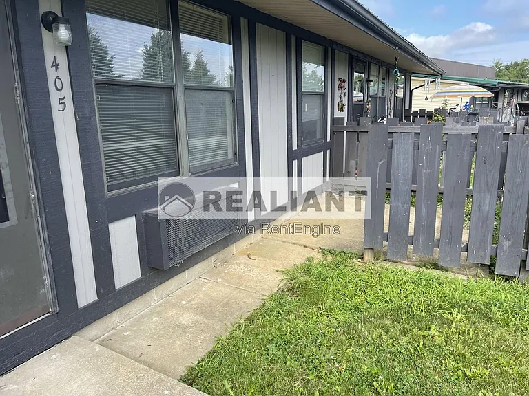 405 Amhurst Dr — Photo 1