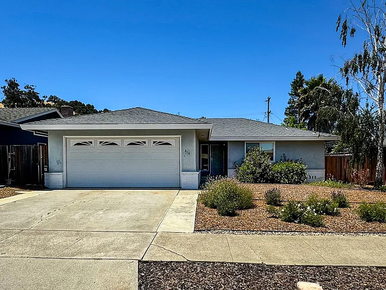 315 Heidi Dr — Photo 2