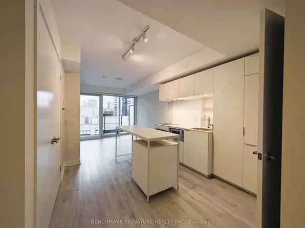 77 Shuter St #1812, Toronto, ON M5B 0B8