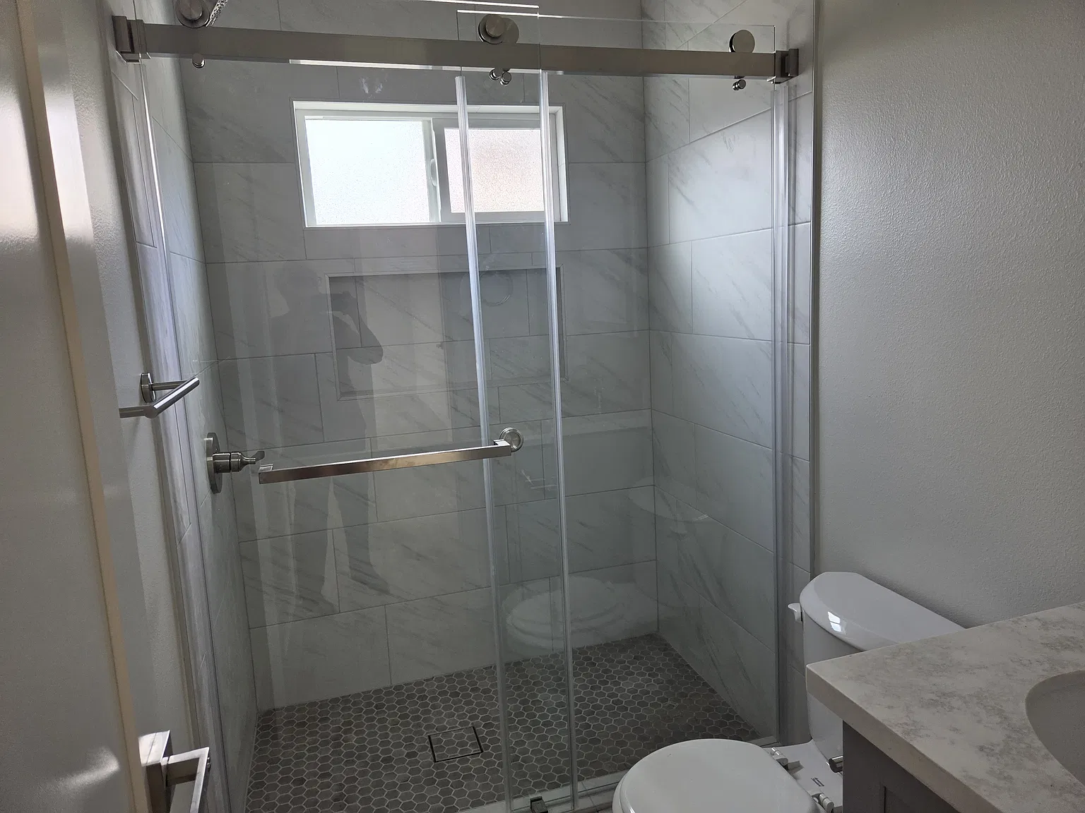 3 bed, 947 sqft, $3,400 — Photo 3