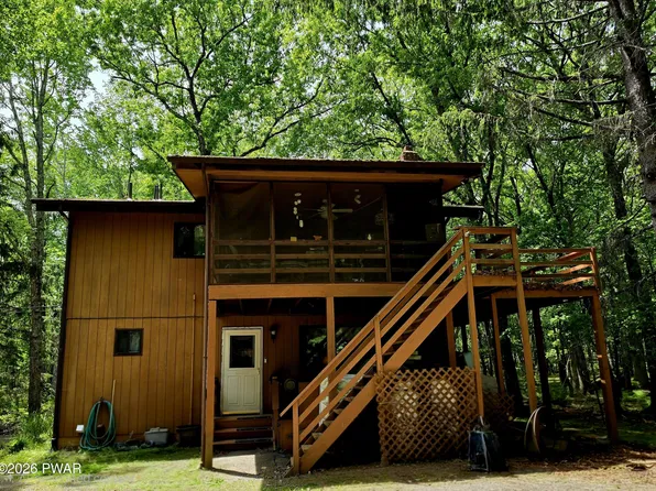 104 Boulder Dr, Hawley, PA 18428
