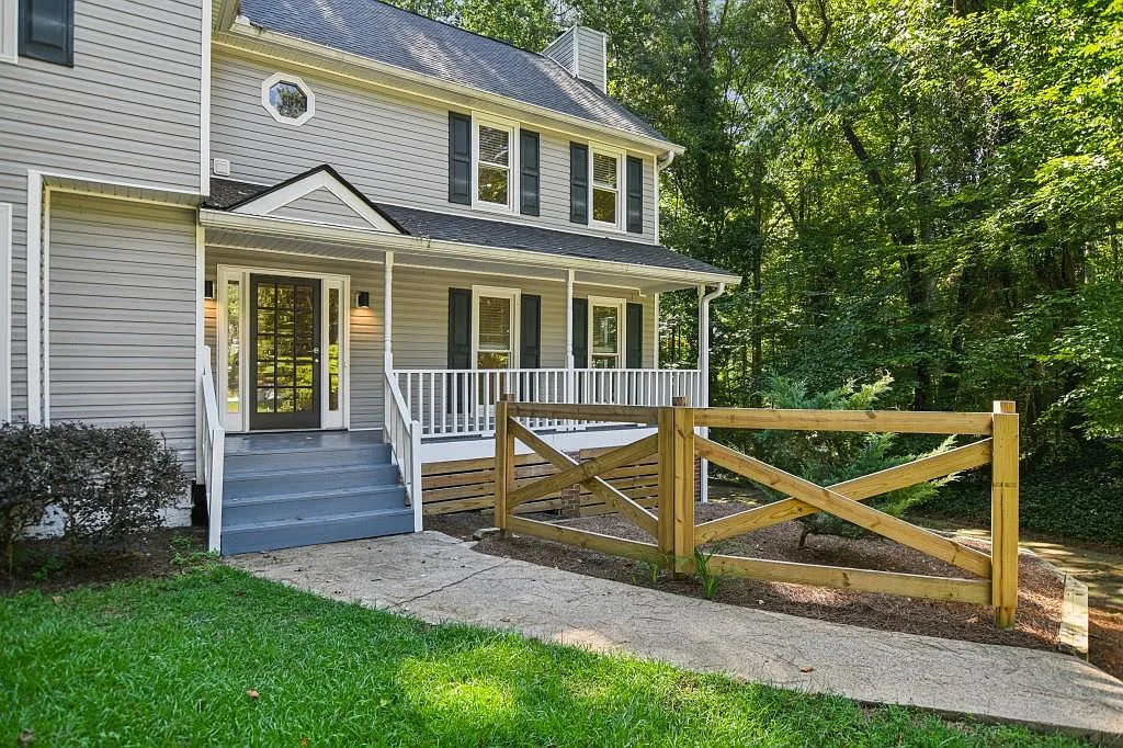 5 bed, 4.5 bath, 3168 sqft, $3,900 — Photo 2