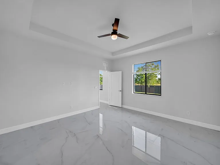 2504 SW 32nd St — Photo 13