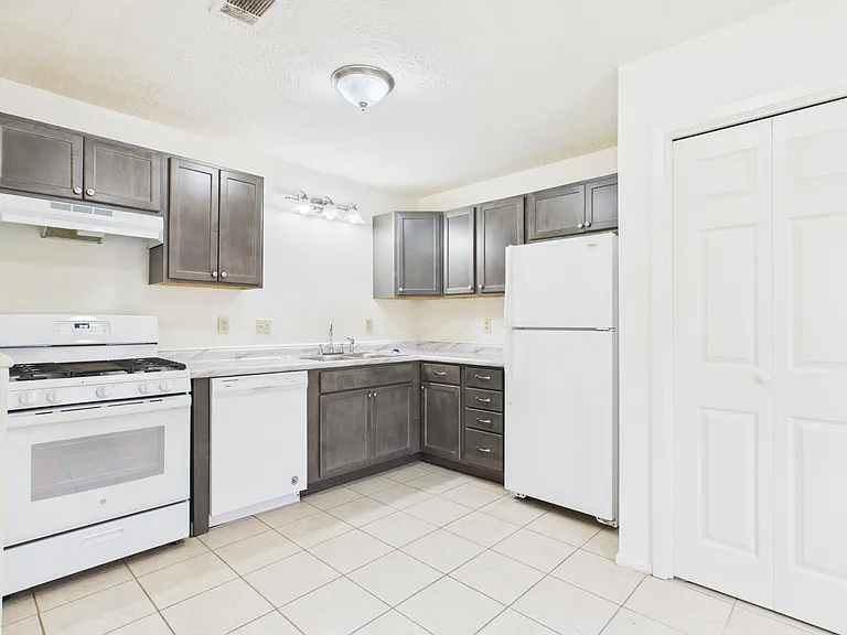 807 Frio Cir #B — Photo 3