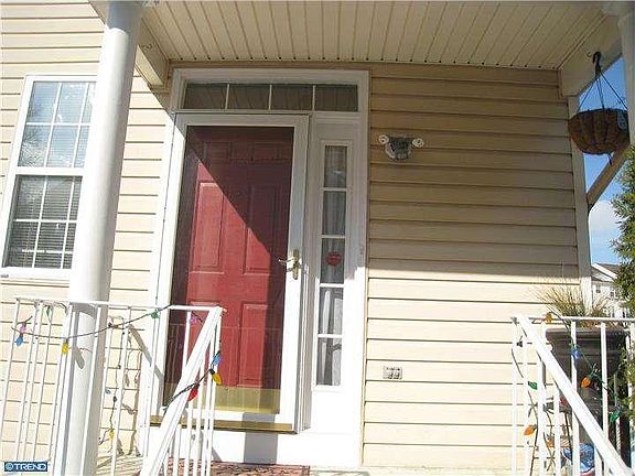 3rd image of 423 Woodstock Ln
