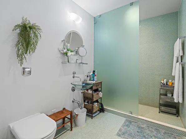 335 West 38th Street image 20 of 21