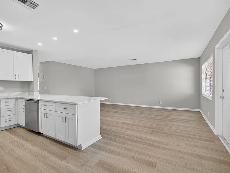 42 Easthampton B — Photo 8