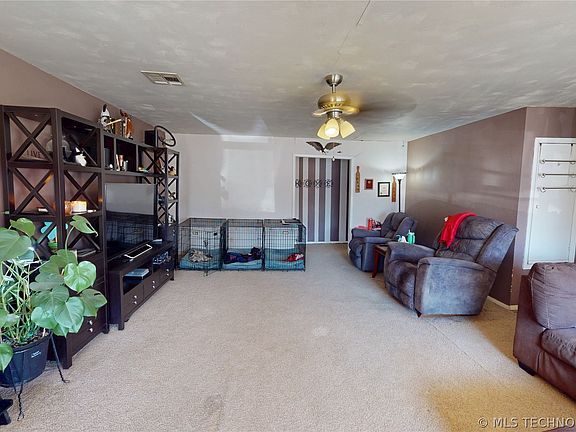 3rd image of 928 Williams St