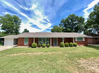 306 Line Dr, Gainesville, TX 76240