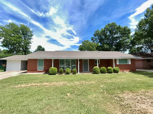 306 Line Dr, Gainesville, TX 76240