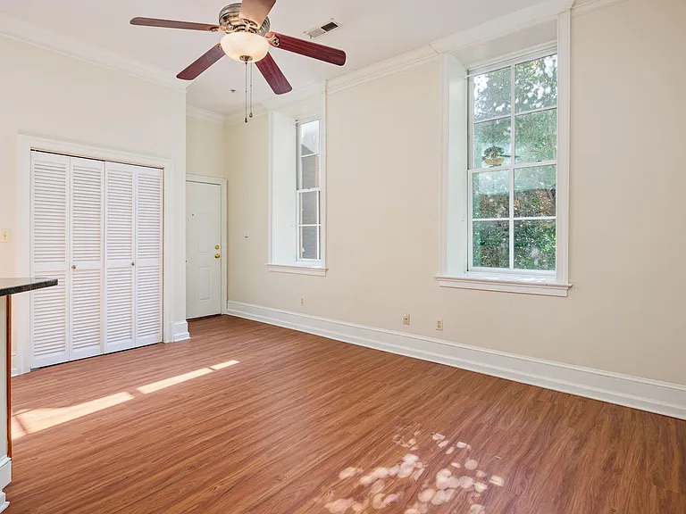 12 W Read St — Photo 2
