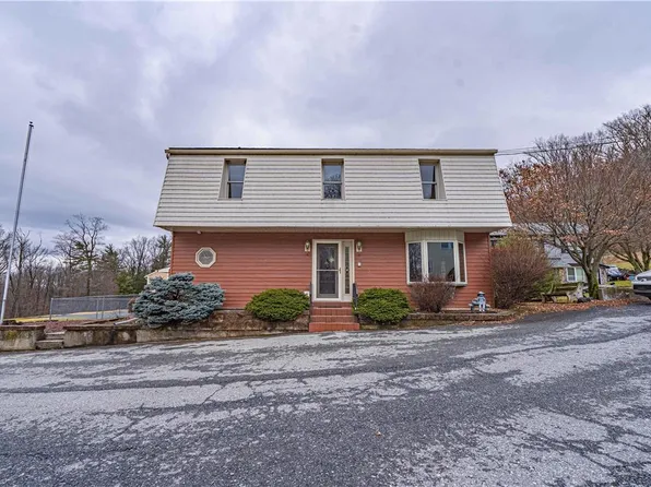 121 White Oak Ln, Emmaus, PA 18049