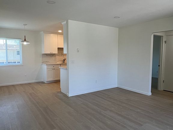 5th image of 686 Reseda Dr APT 3