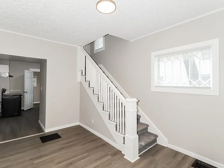 1581032_017_living_room_12935200.jpg