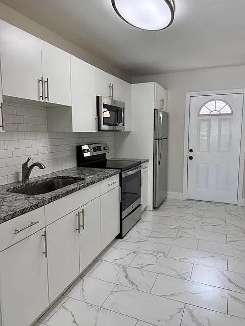 2 bed, 1.0 bath, 610 sqft, $2,100 — Photo 3