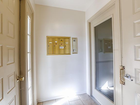 3rd image of 1305 Coventry Cir