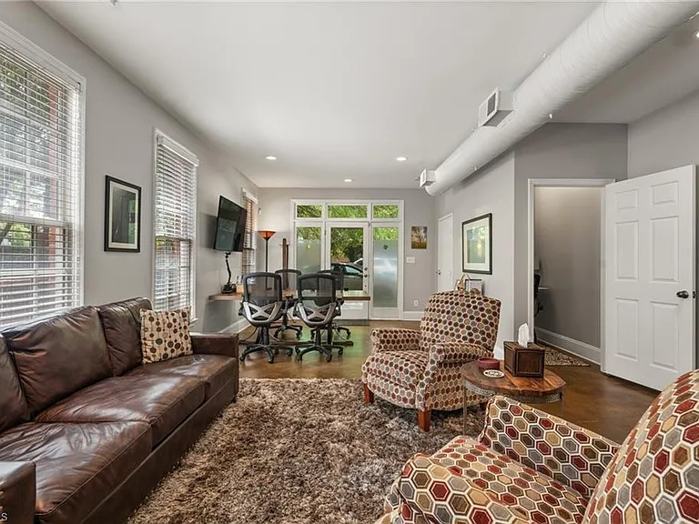 217 E Lewis St — Photo 6