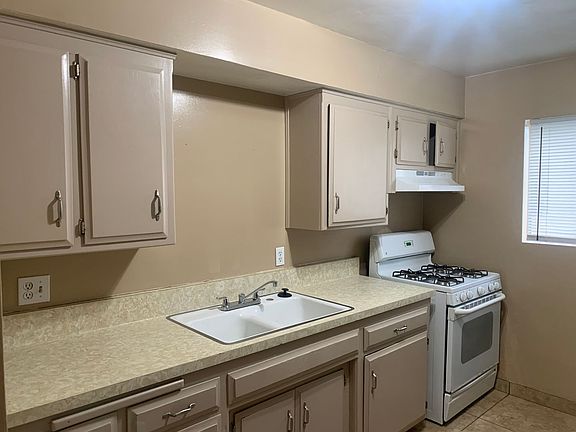 3rd image of 2810 N Chester Ave APT B