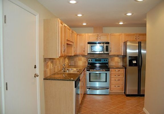 Kitchen w/granite slab and upgraded cabinets