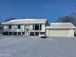 818 Aster Dr, Wapakoneta, OH 45895