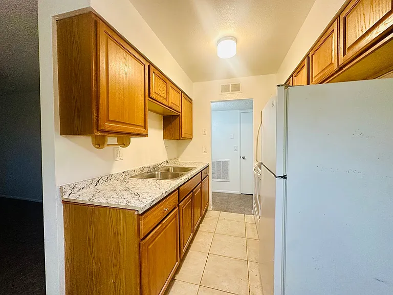 Desert Atrium - Studios, 1 Bedrooms and 2 Bedrooms in Great Location! Community Pool! — Photo 35