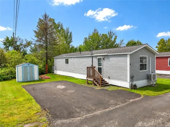 28 Douglas Cres, New Maryland, NB E3C 1Y8