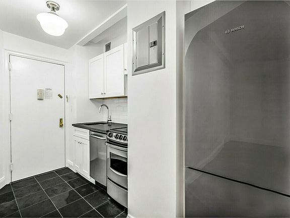 5th image of 307 E 44th St APT 721