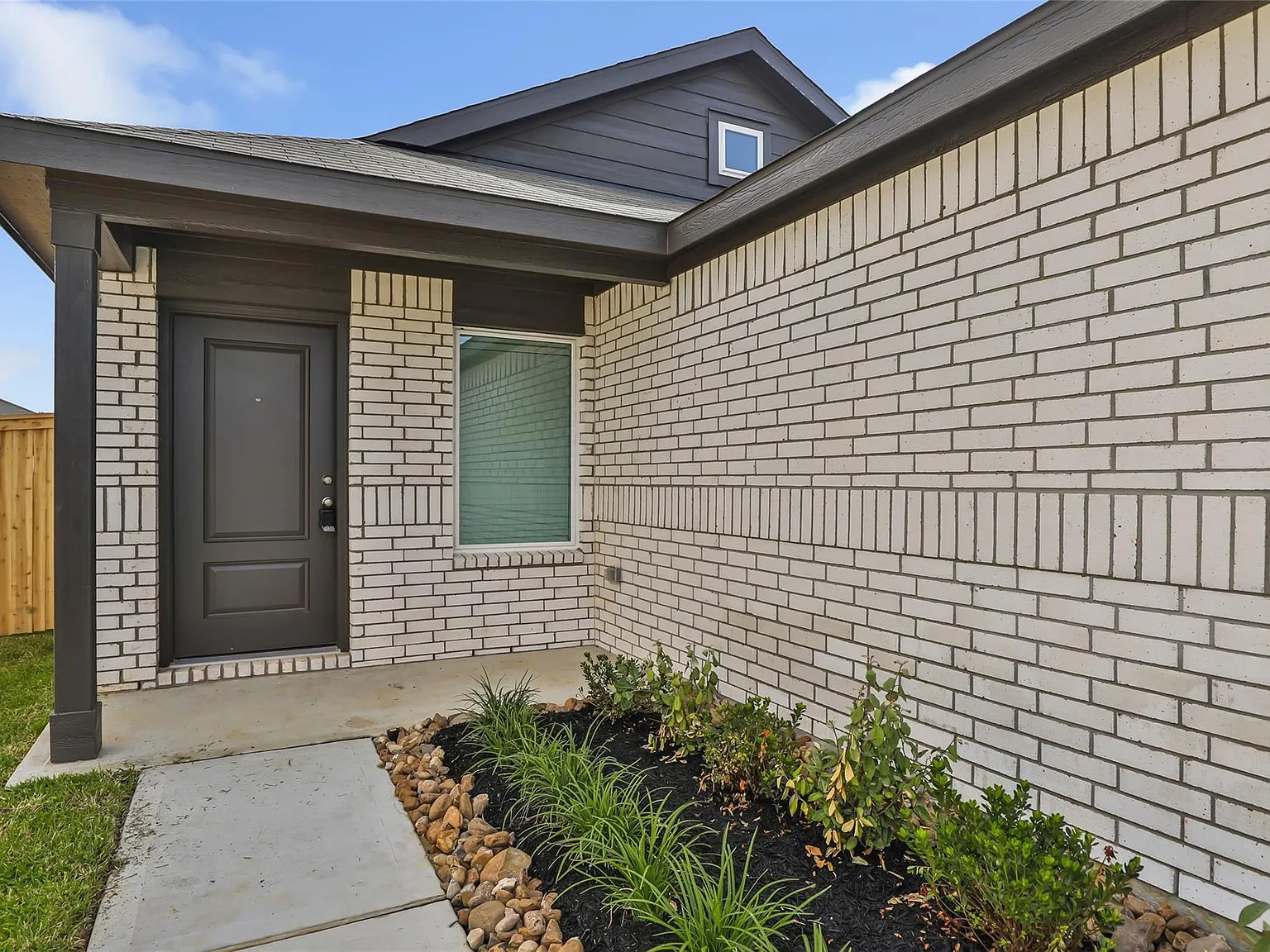 4 bed, 2.0 bath, 1656 sqft, $1,750 — Photo 2