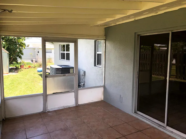 868 Tomkins St — Photo 3