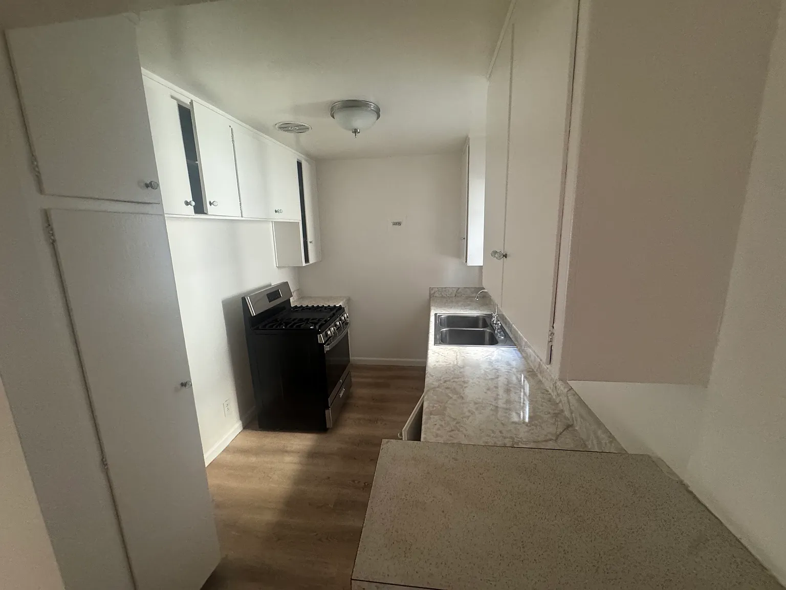 2 bed, 950 sqft, $2,300 — Photo 3