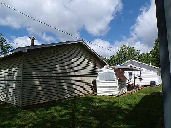 3rd image of 105 Tulip Ave