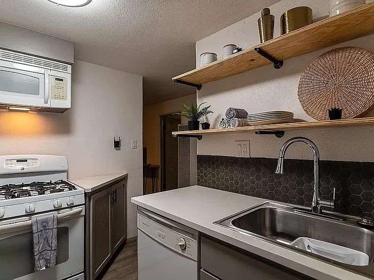221 Girard Blvd SE #2F — Photo 8