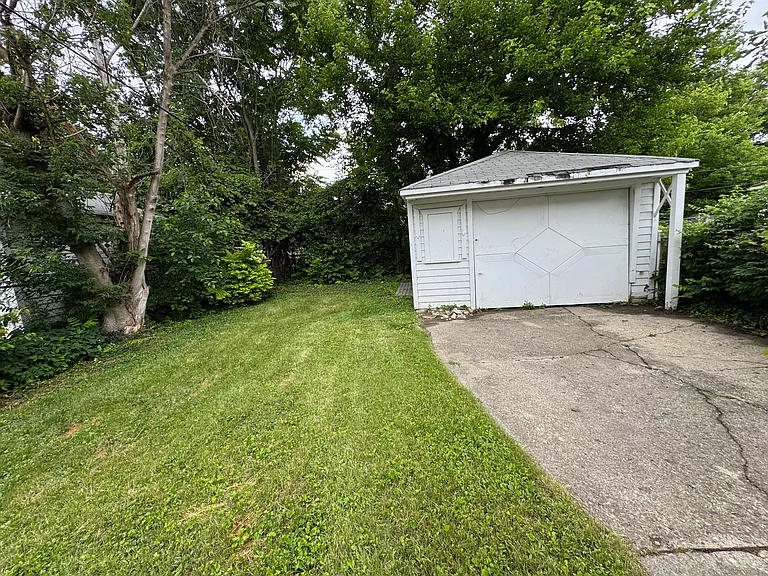 8904 Robson St — Photo 21