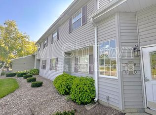 8 Gant Cir APT D, Streamwood, IL 60107