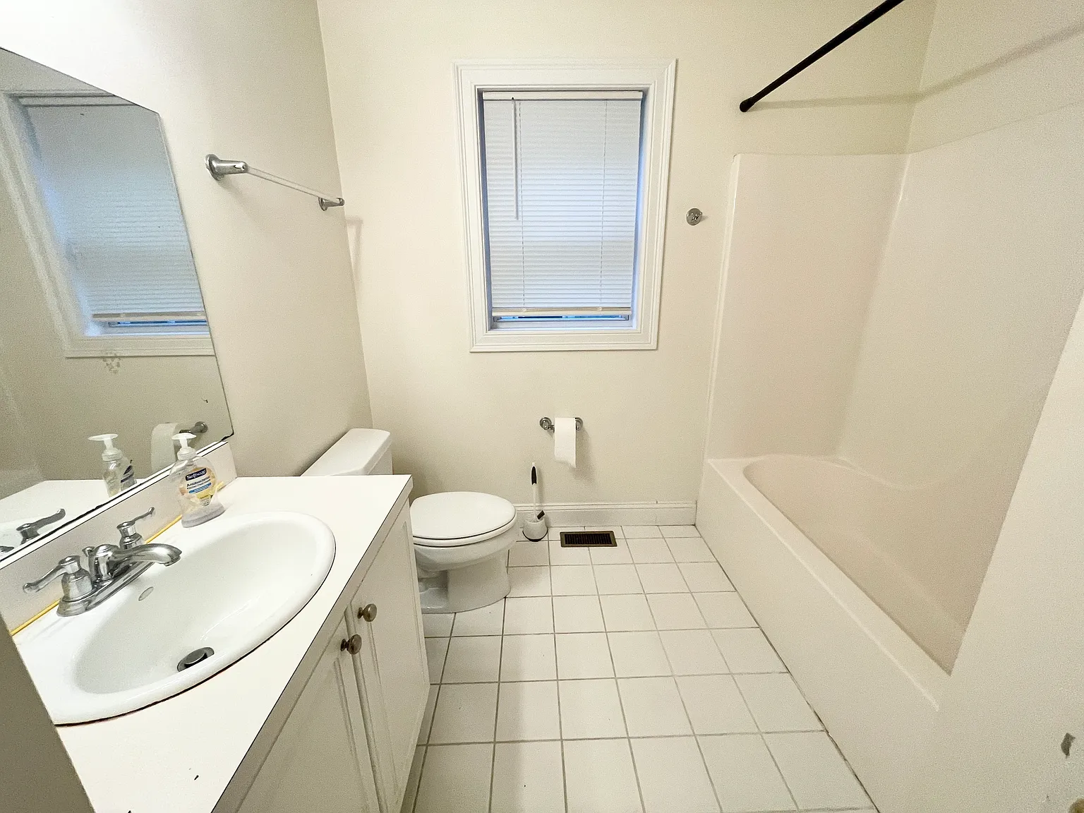 4 bed, 9999 sqft, $4,000 — Photo 2