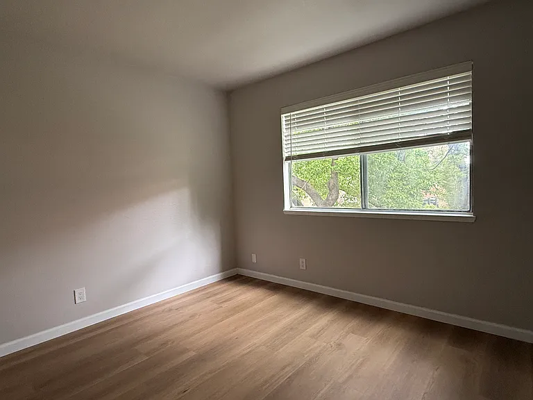 259 N Capitol Ave — Photo 7