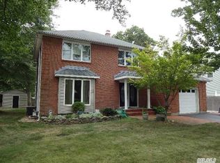 28 Avenue B, Holbrook, NY 11741