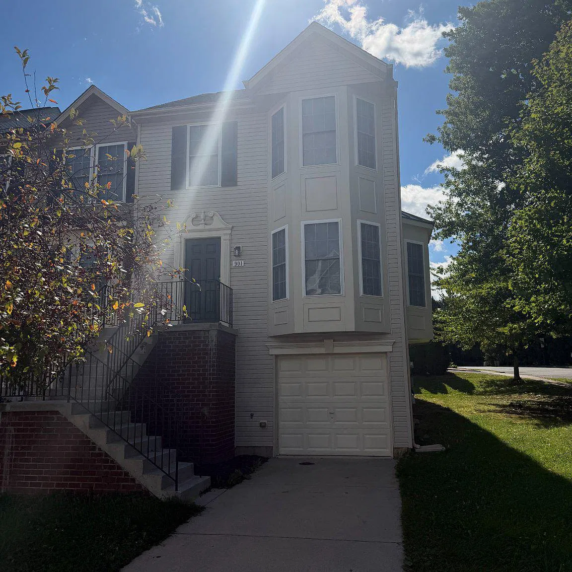 3 bed, 4.0 bath, 2456 sqft, $2,700 — Photo 2