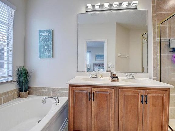 4th image of 295 NE 5th Ave APT 31