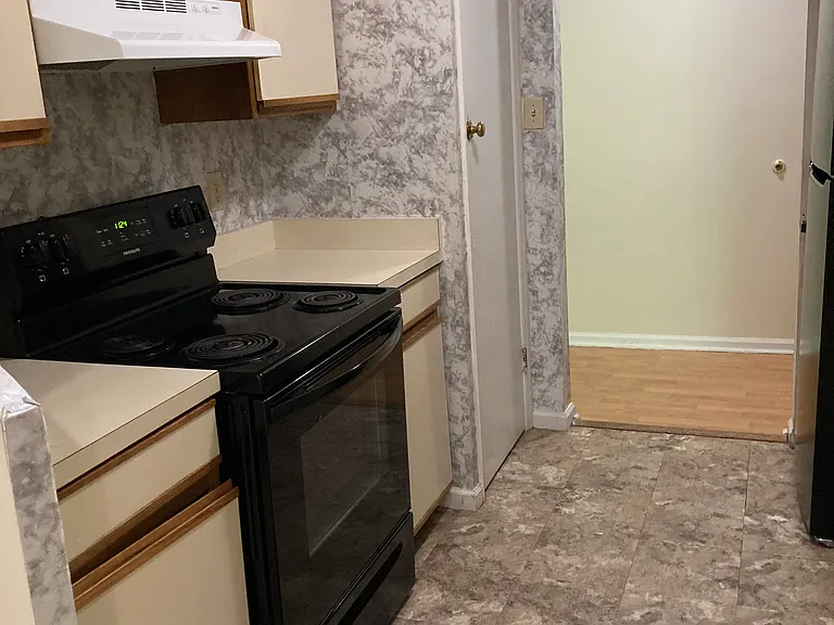4002 Governors Sq #6 — Photo 10