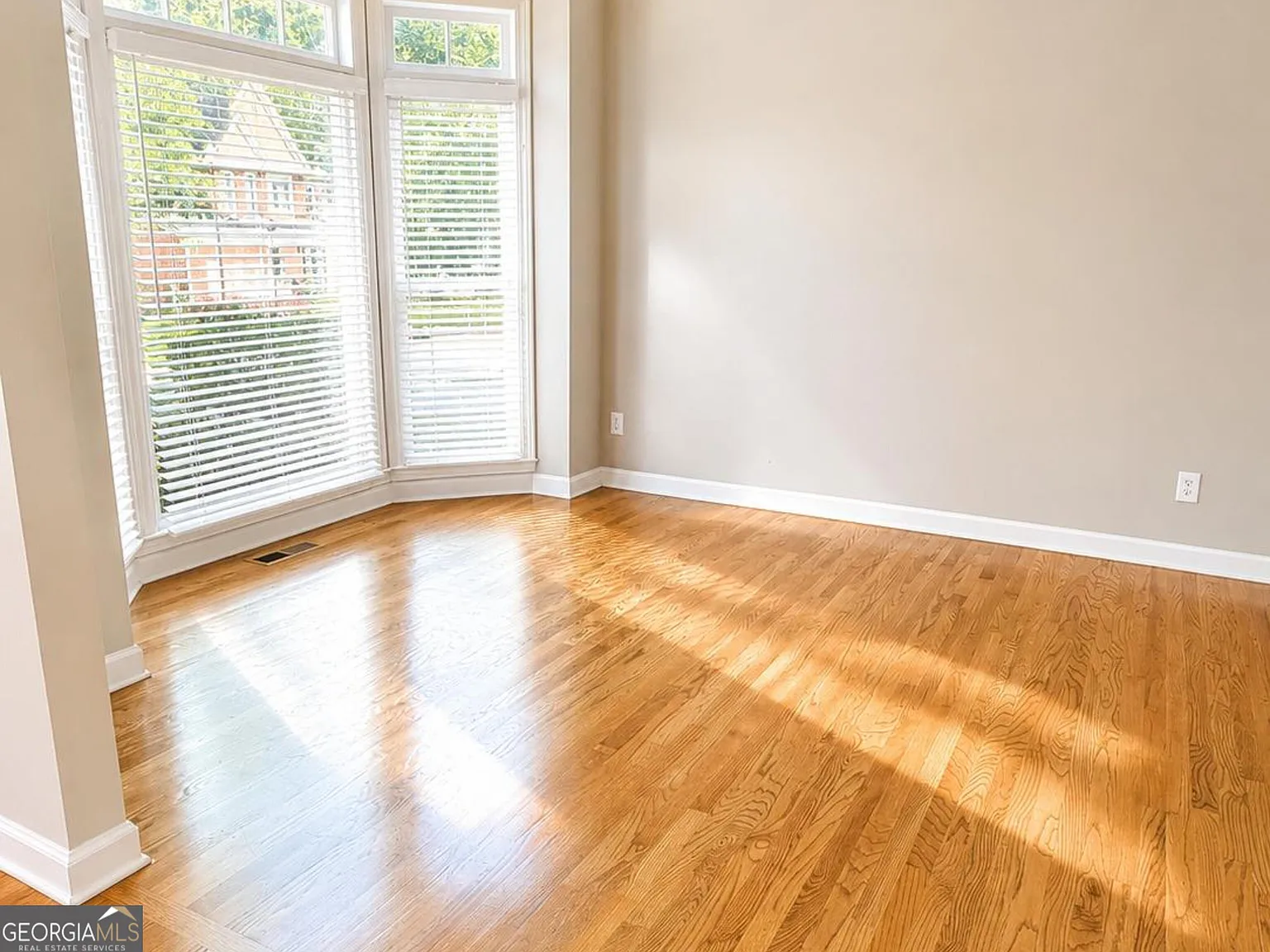 5 bed, 4.5 bath, 4720 sqft, $4,200 — Photo 4